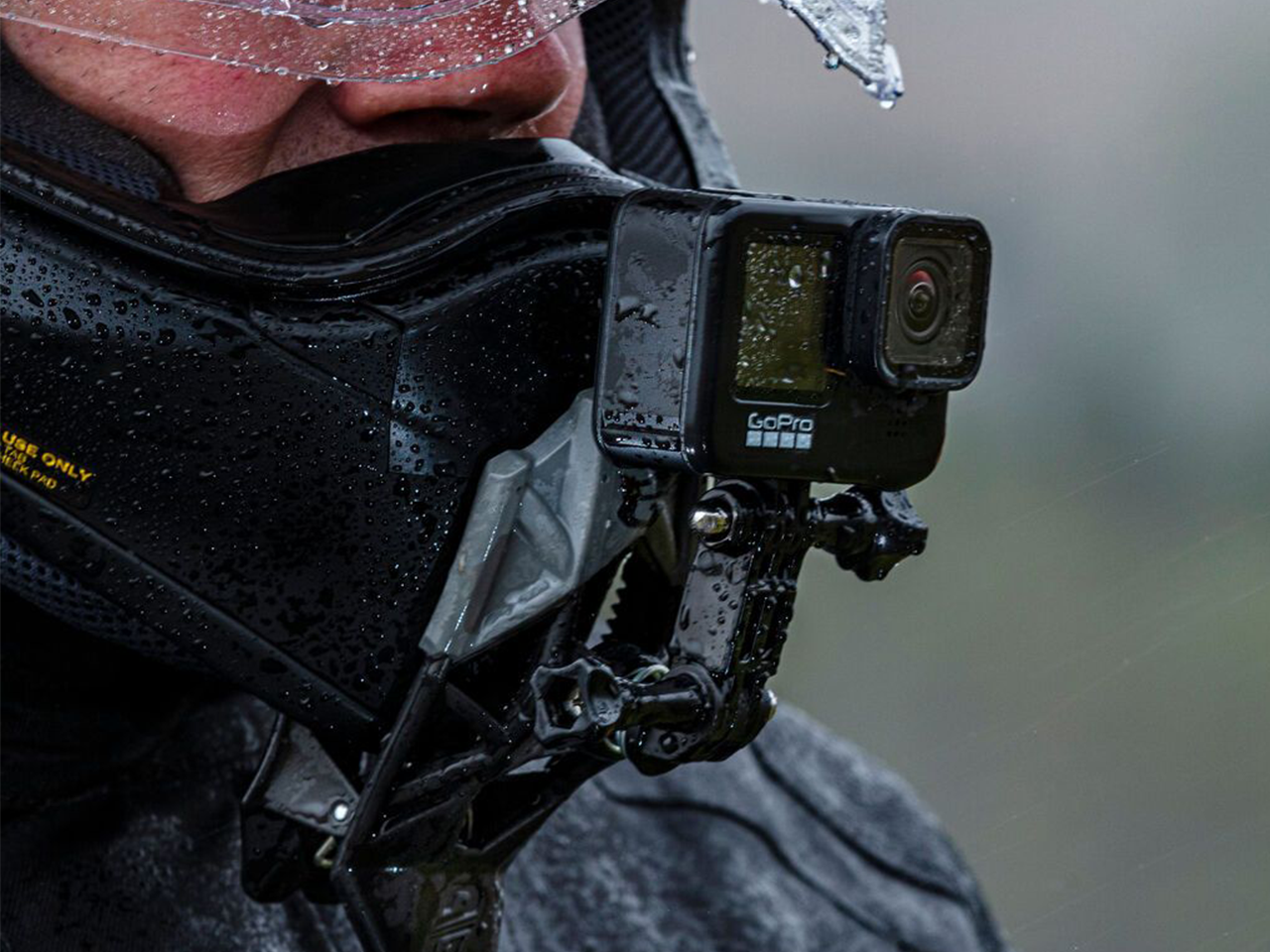 Kiivri lõuakinnitus seikluskaamerale Dango Design (must/oranž) - Image 4